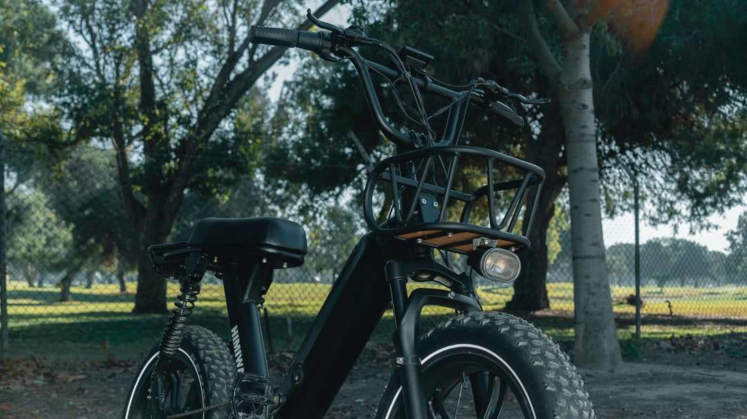 czarno-brązowy rower w pobliżu zielonych drzew w ciągu dnia puzzle online