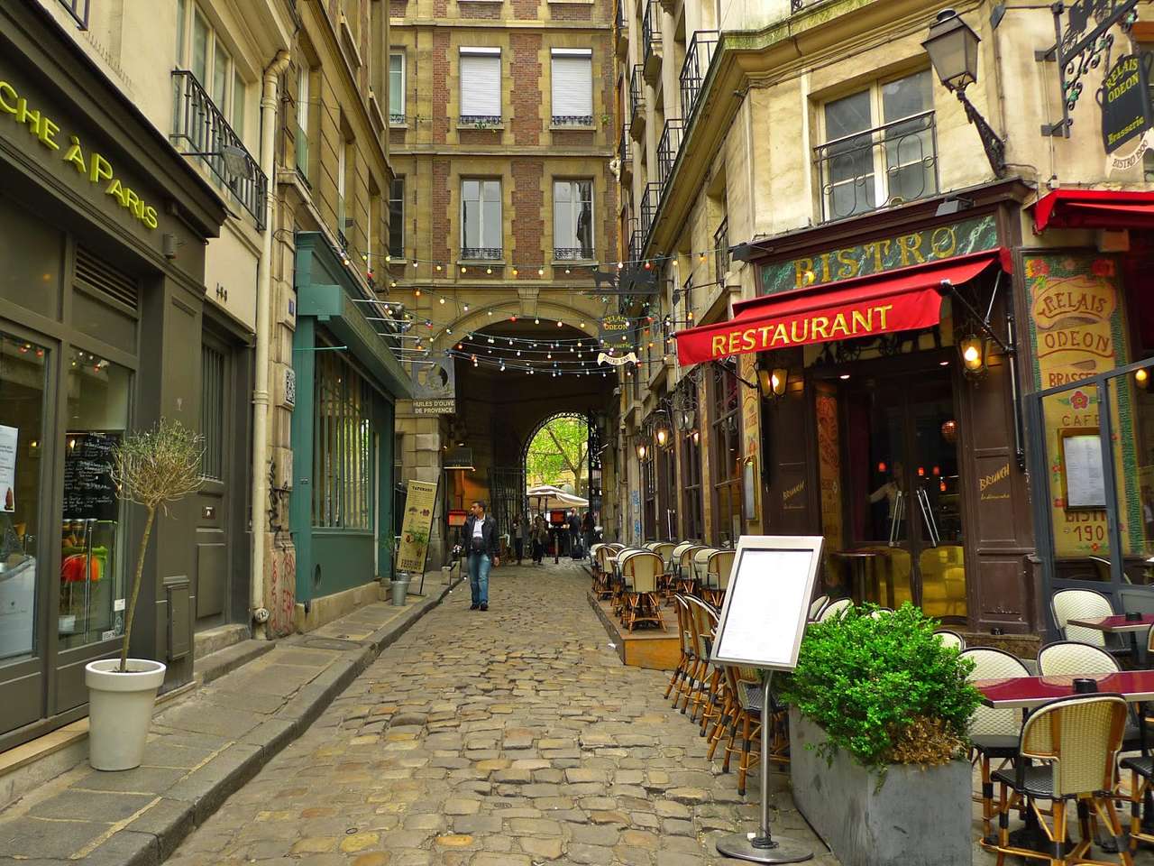 Kamienice na paryskiej uliczce puzzle online