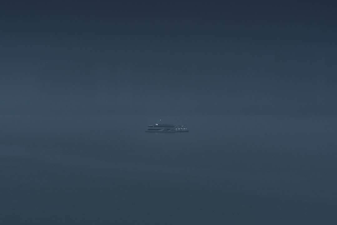 Biały samolot latający nad niebem w nocy puzzle online