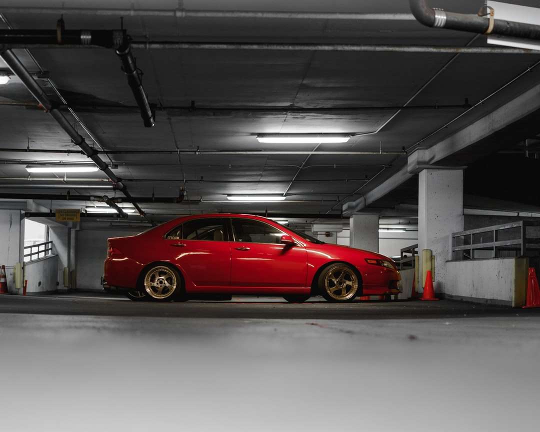 Czerwony samochód na parkingu puzzle online