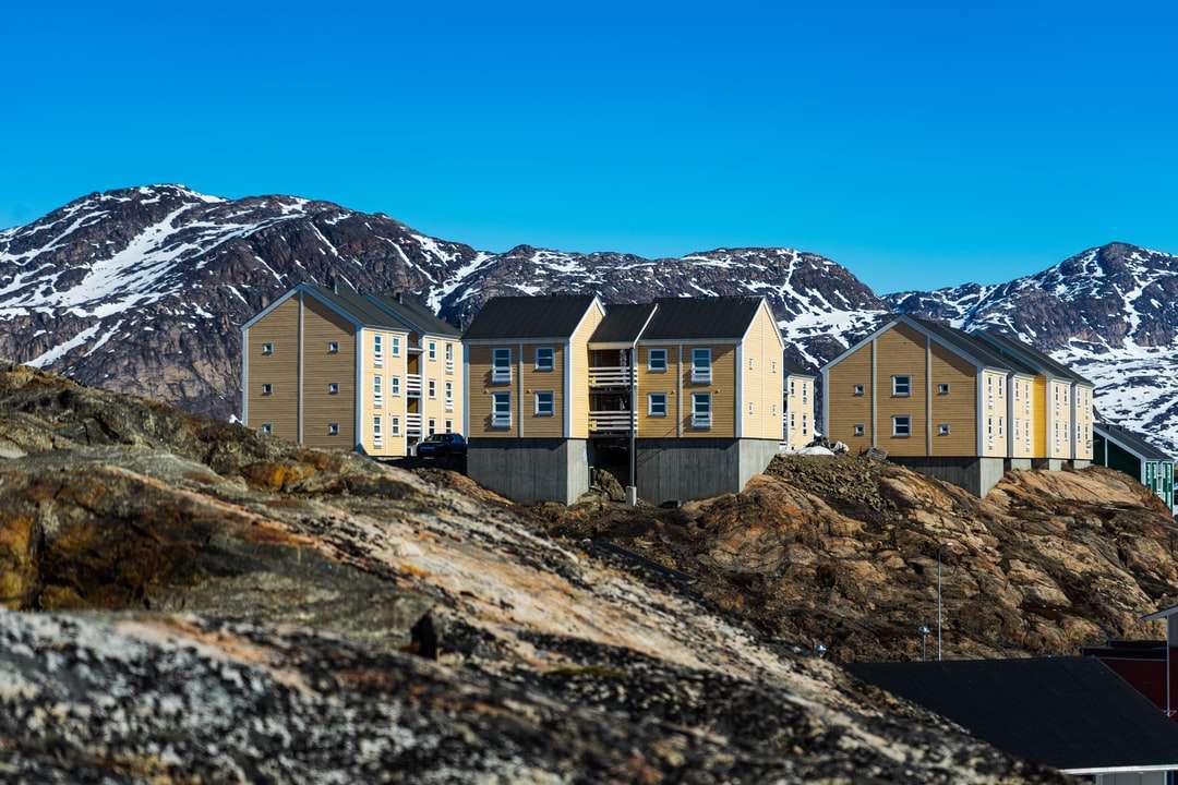 Biały i brązowy budynek betonowy w pobliżu góry puzzle online