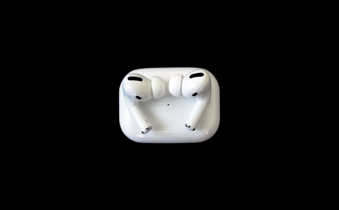 białe jabłko nauszne na białej powierzchni puzzle online