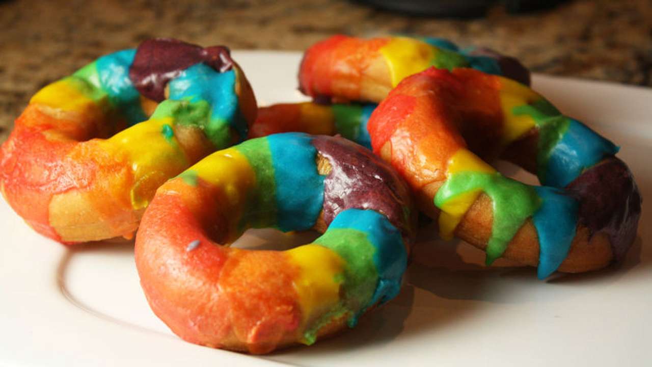 Donuty z tęczową polewą puzzle online