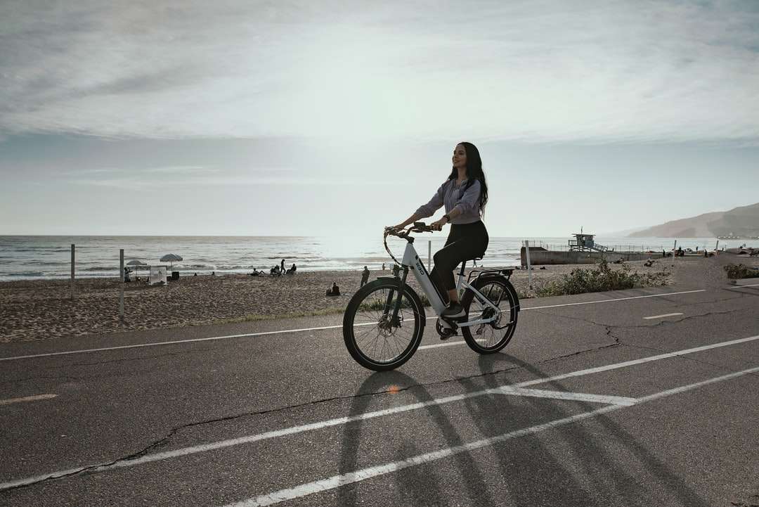 Kobieta w czarnej koszuli z długim rękawem jazda na rowerze puzzle online