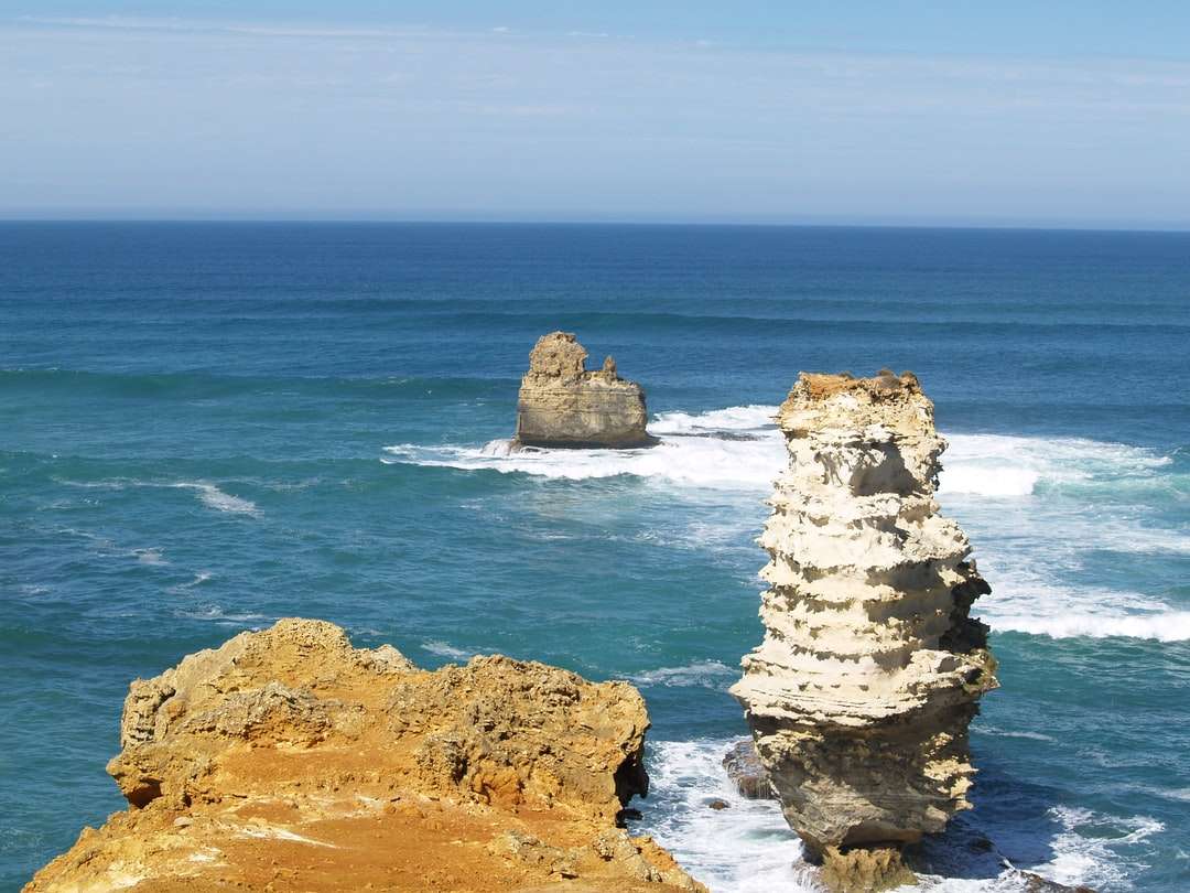 brązowa formacja skalna na morzu w ciągu dnia puzzle online
