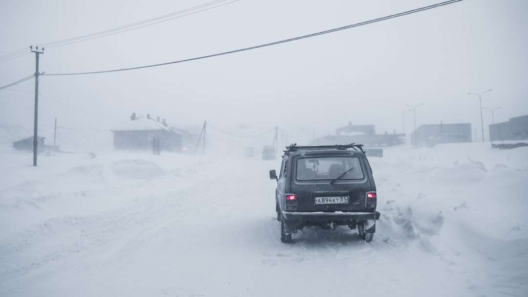 Czarny SUV na śniegu pokryte drogą w ciągu dnia puzzle online