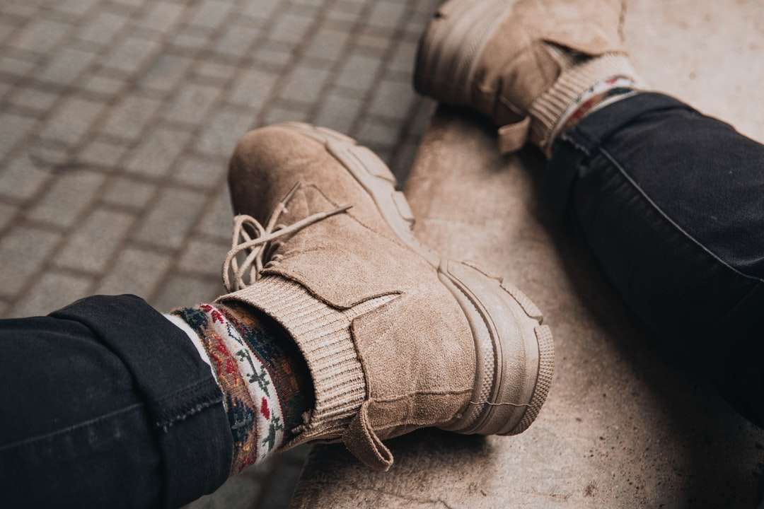 osoba nosząca brązowe skórzane buty puzzle online