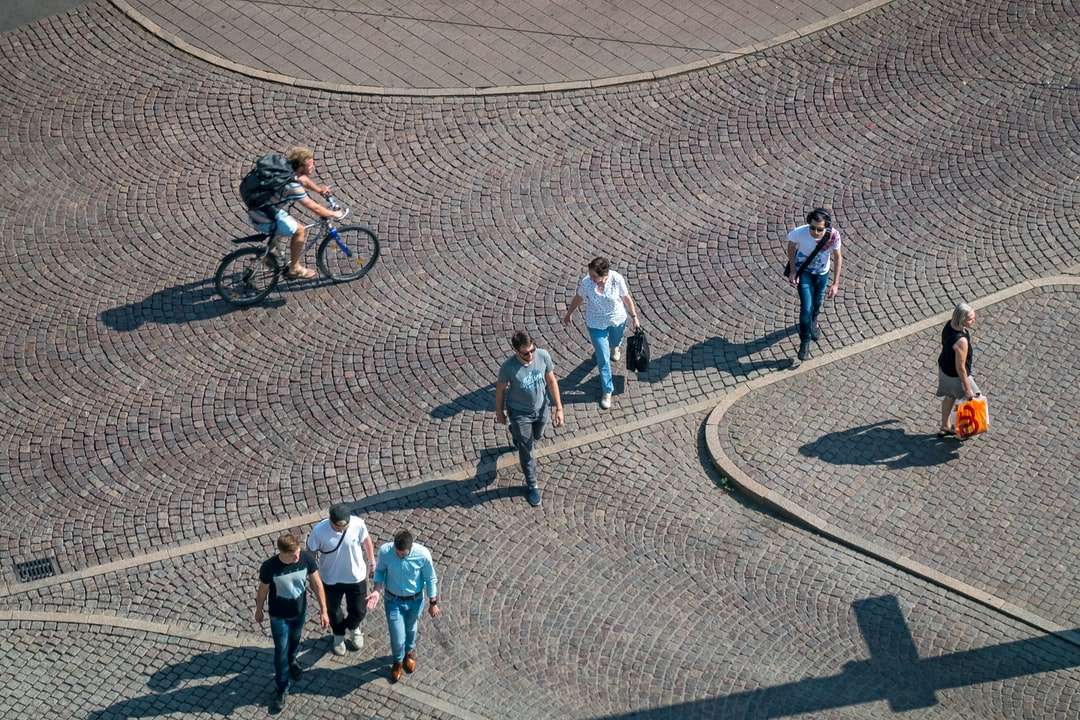 Ludzie chodzą po ulicy w ciągu dnia puzzle online