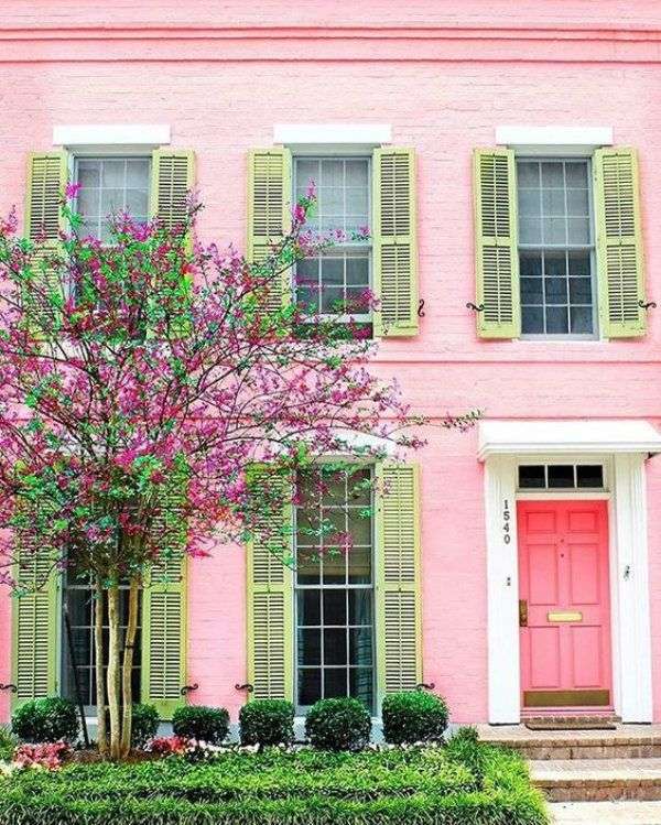 Dom z różową elewacją i okiennicami puzzle online