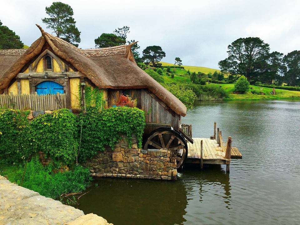 Hobbiton, jezioro w Nowej Zelandi puzzle online