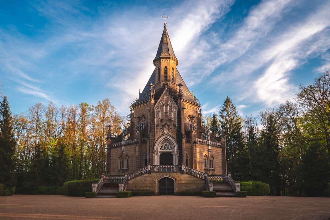 Brązowy i szary betonowy kościół pod błękitnym niebem podczas dnia puzzle online
