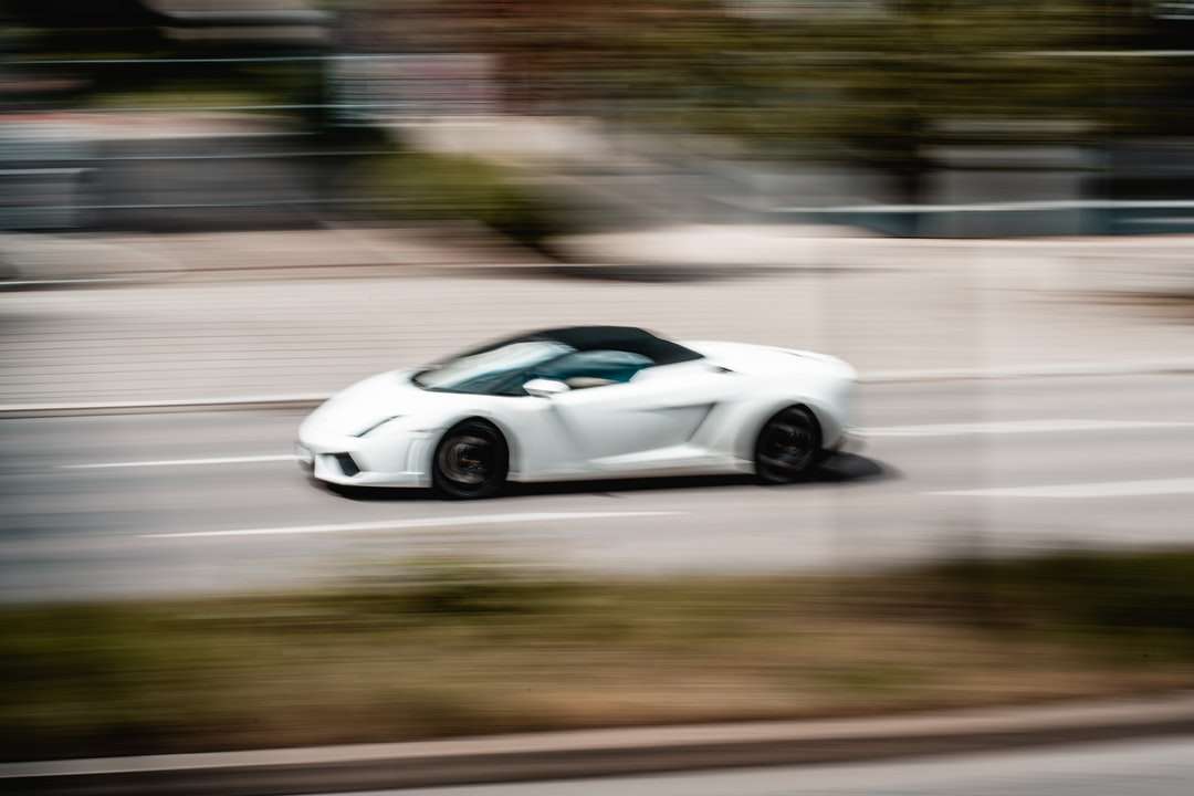 Biały coupe na drodze w ciągu dnia puzzle online