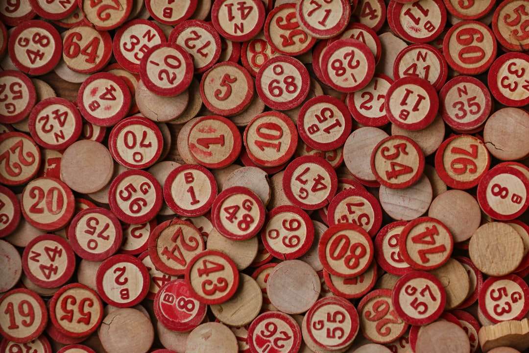 czerwony i biały okrągły plastik puzzle online