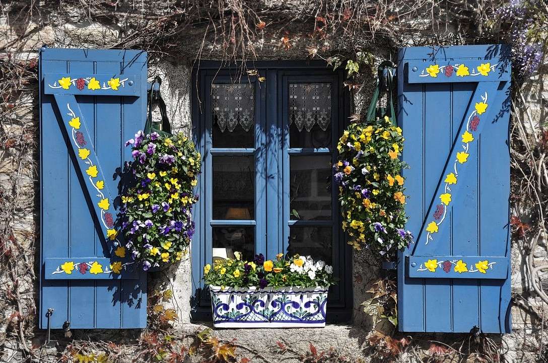 Niebieskie okiennice w domu puzzle online