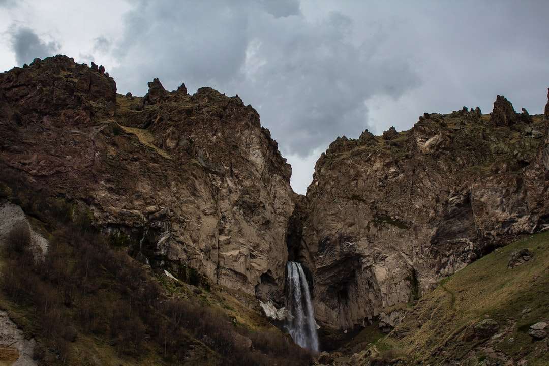 Wodospady na środku skalistej góry puzzle online