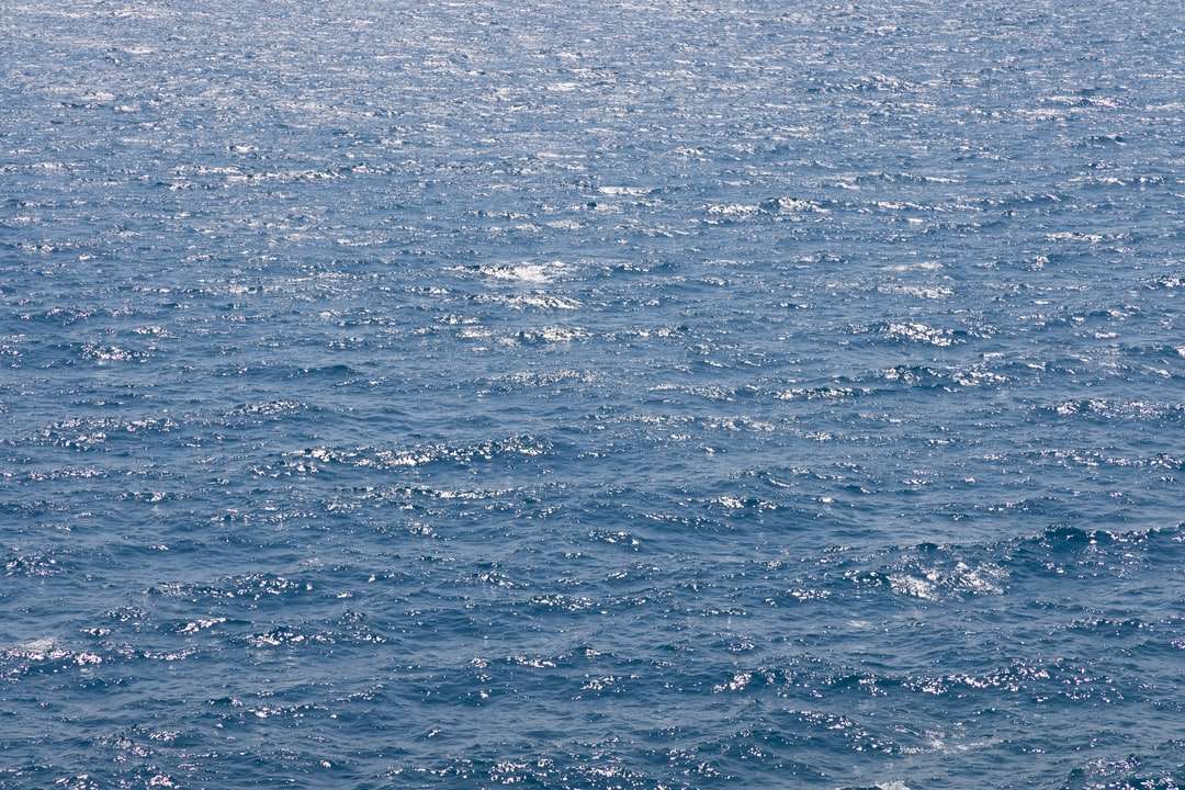Błękitna woda morska w ciągu dnia puzzle online