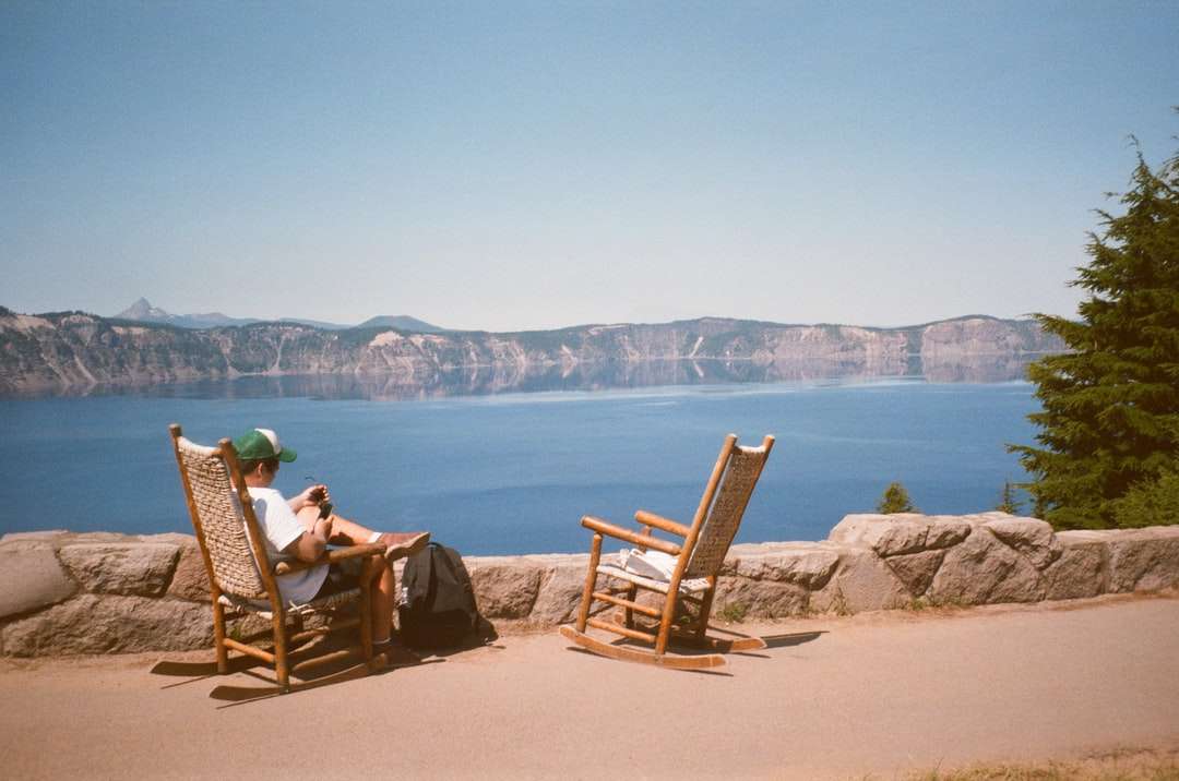 2 osoba siedząca na brązowych drewnianych krzesłach kołysających puzzle online