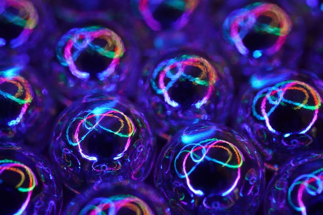 Paars en blauwe bubbels in close-up fotografie legpuzzel