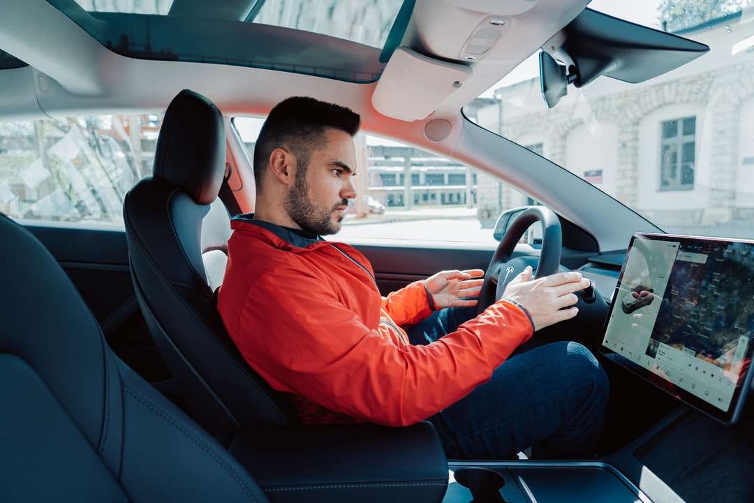 mężczyzna w czerwonej koszuli z długim rękawem, prowadzący samochód puzzle online