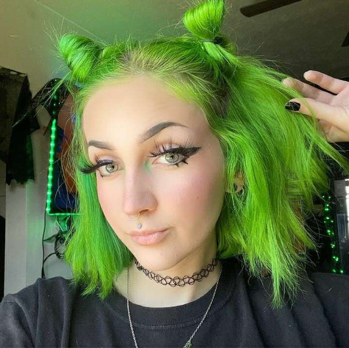 Piękna dziewczyna z zielonymi włosami puzzle online