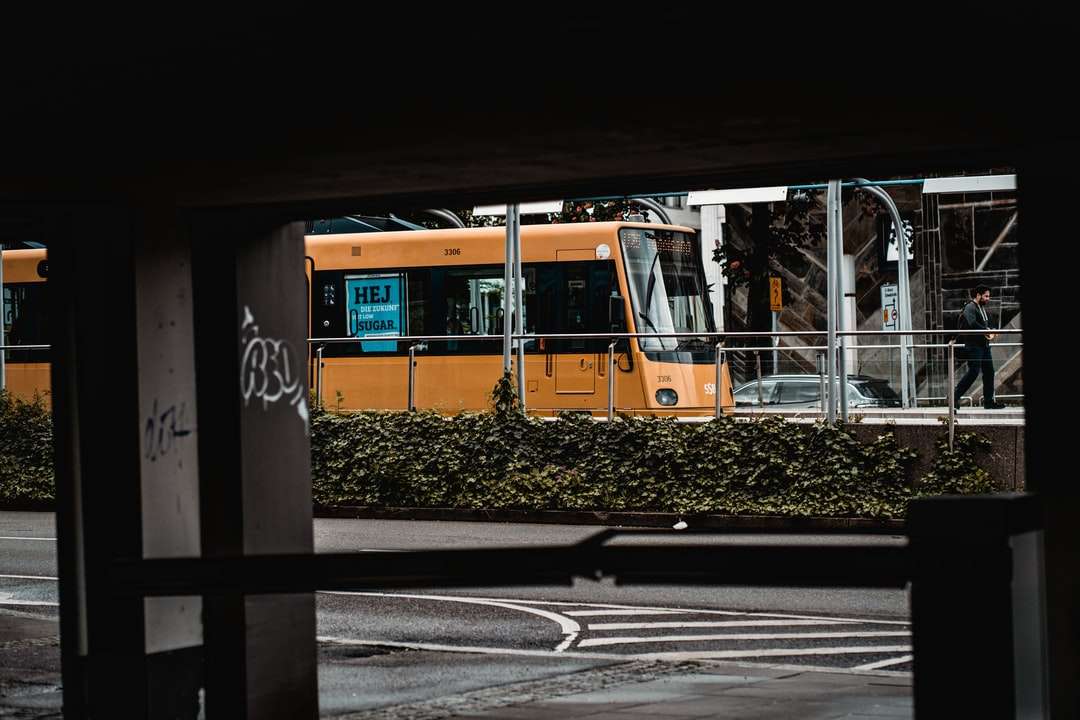 Pomarańczowy i biały autobus na drodze w ciągu dnia puzzle online