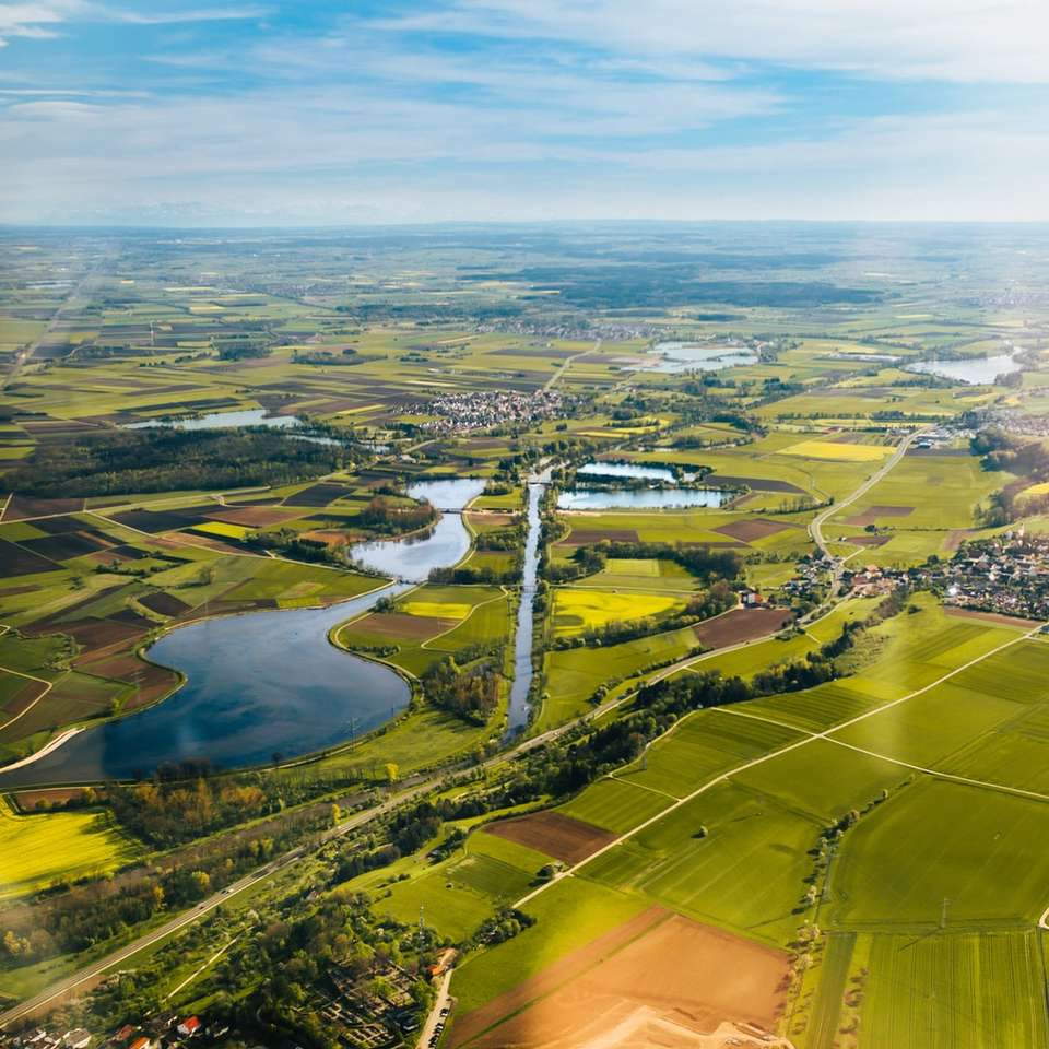 Vedere aeriană a câmpului verde în timpul zilei puzzle