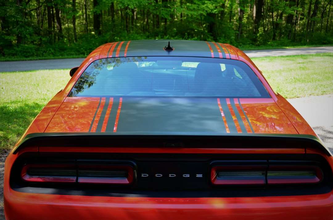 Czerwony Chevrolet Camaro na drodze w ciągu dnia puzzle online