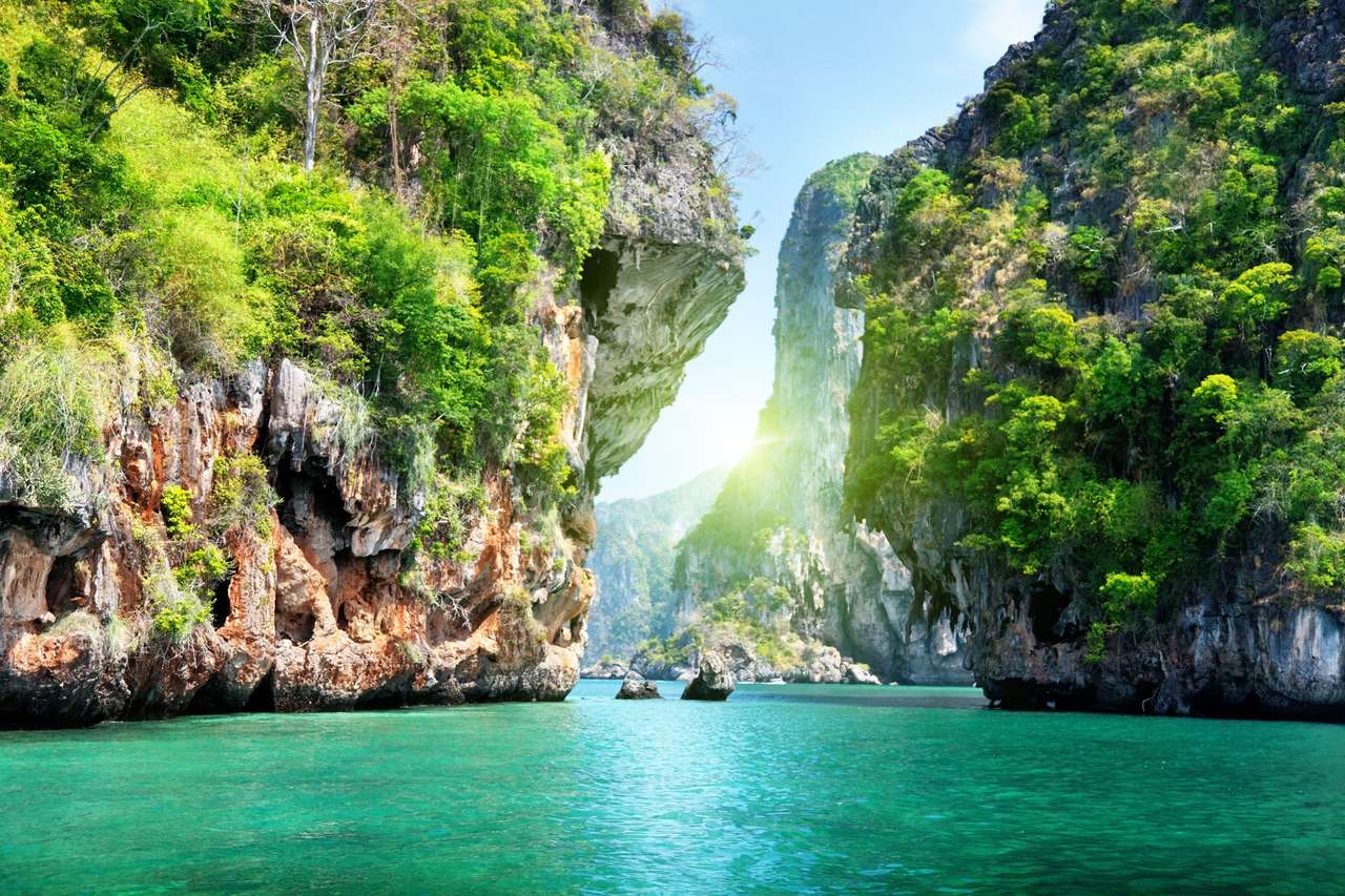 Skały na morzu w Tajlandii puzzle online
