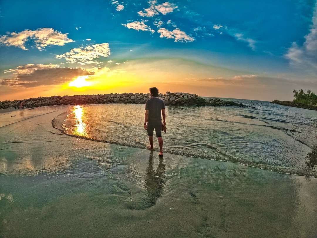Mężczyzna i kobieta spaceru na plaży podczas zachodu słońca puzzle online