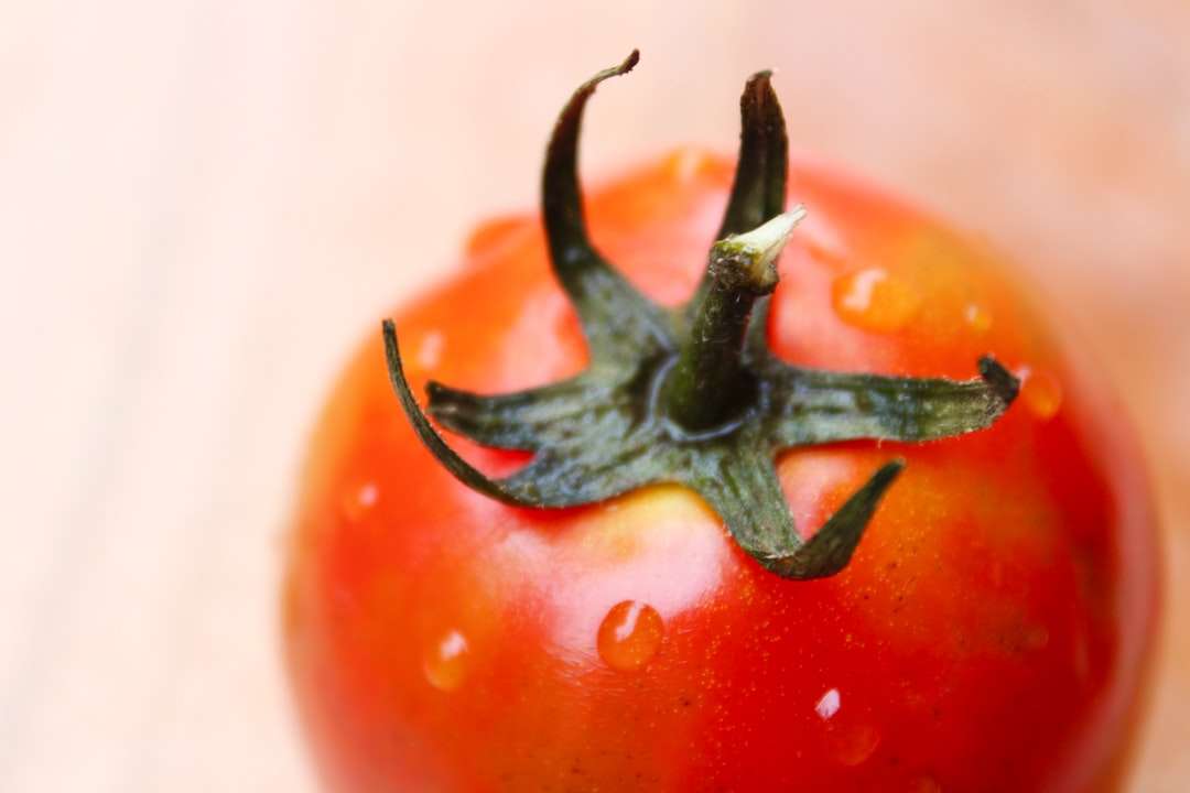 Czerwony pomidor na białej powierzchni puzzle online