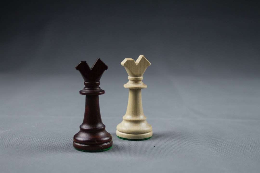Brązowy drewniany szachowy kawałek na białym stole puzzle online