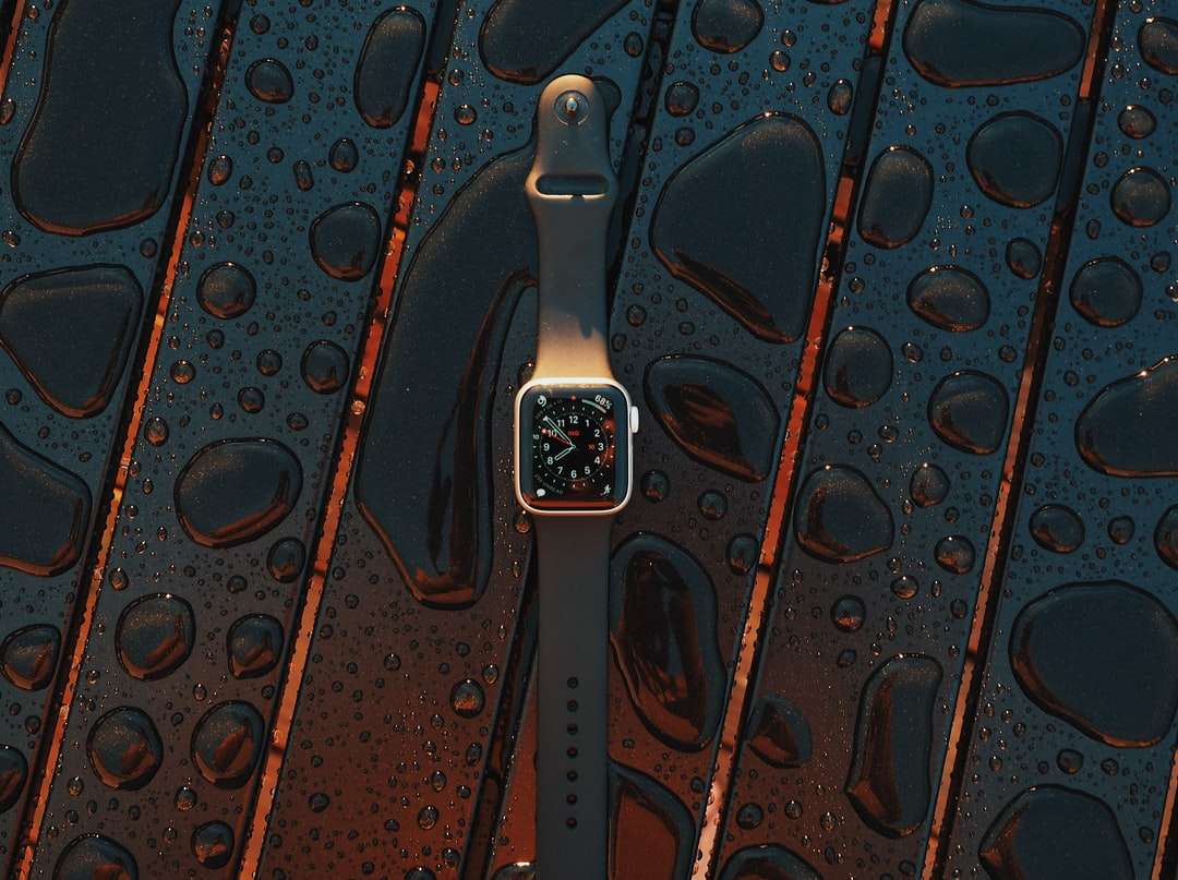 srebrna aluminiowa koperta Apple Watch z białym paskiem sportowym puzzle online