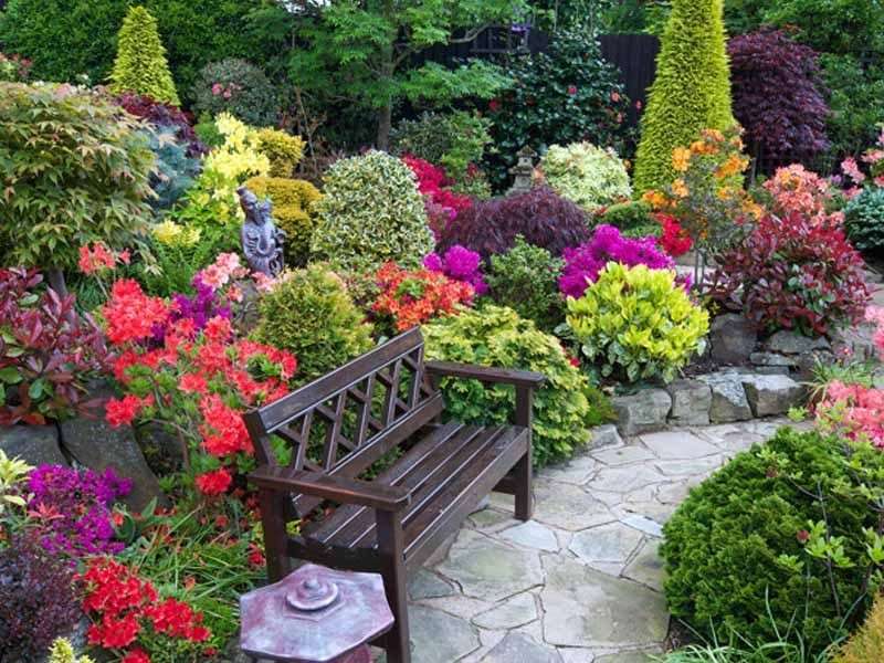 ogród kwiatowy z ławką puzzle online