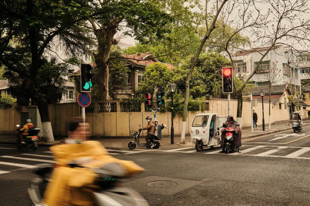 Mężczyzna w żółtej koszuli jedzie motocyklu na drodze podczas dnia puzzle online