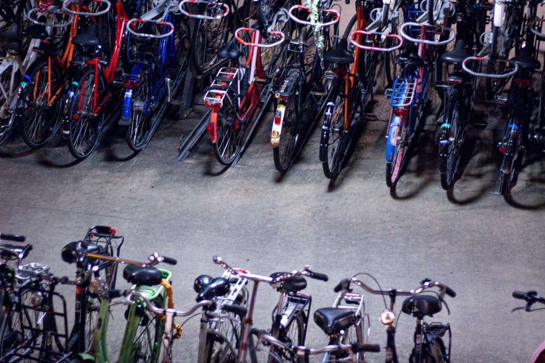 rowery zaparkowane na parkingu puzzle online
