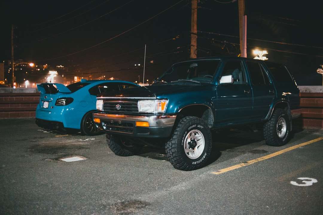 Blue Chevrolet Crew Crew Pickup Ciężarówka zaparkowana na parkingu puzzle online