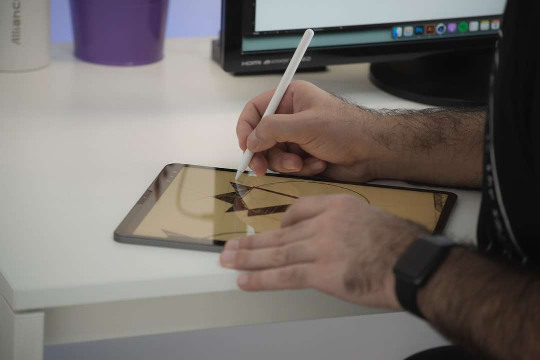 osoba trzymająca biały długopis piszący na białym papierze puzzle online