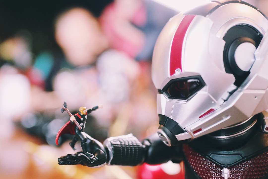 czerwono-biały robot zabawka puzzle online