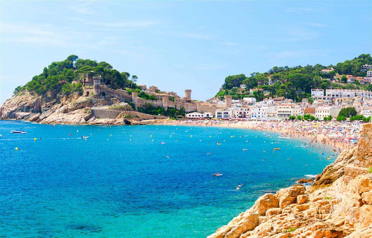 Miasto z plażą w Kataloni puzzle online