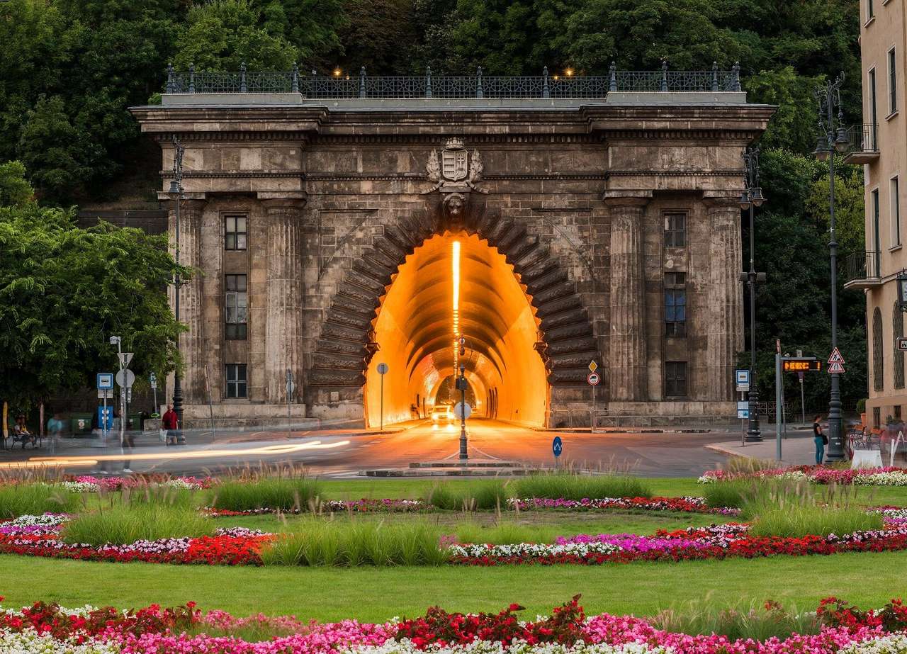 Iluminujący tunel w Budapeszcie puzzle online