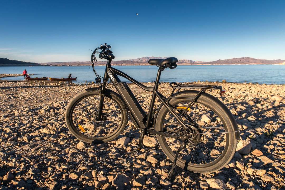 Czarny rower górski na brązowym piasku w ciągu dnia puzzle online