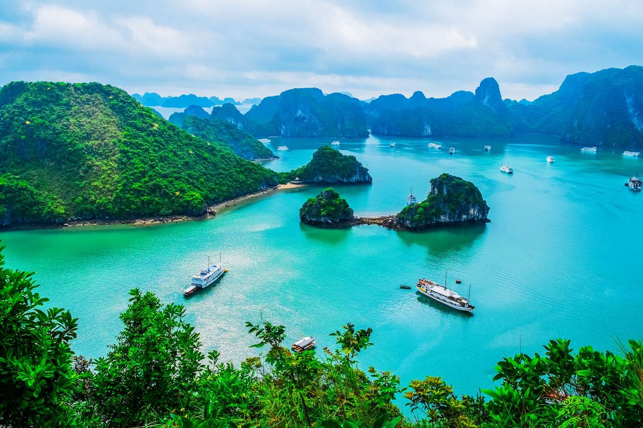 Sceniczny widok wysp w zatoce Halong, Wietnam, Sou puzzle online