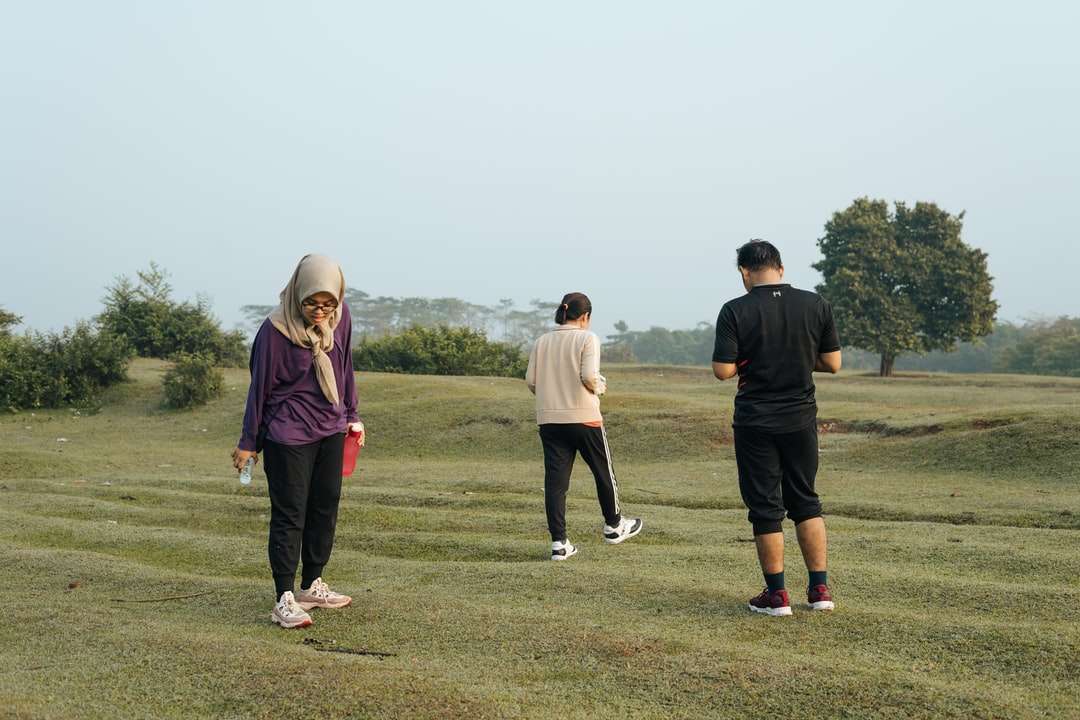 3 mężczyzn i 2 kobiety stojące na polu zielonej trawy puzzle online