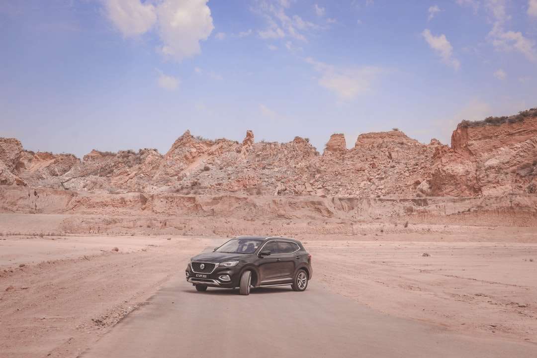 Czarny SUV na brązowym piasku puzzle online