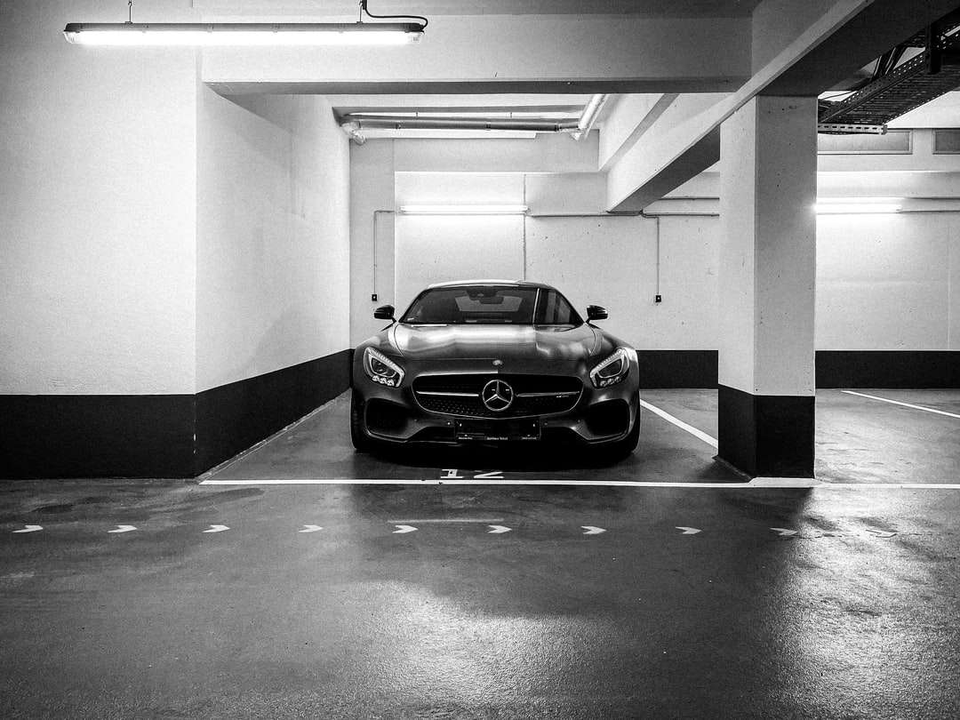 Grayscale Zdjęcie samochodu zaparkowanego w tunelu puzzle online