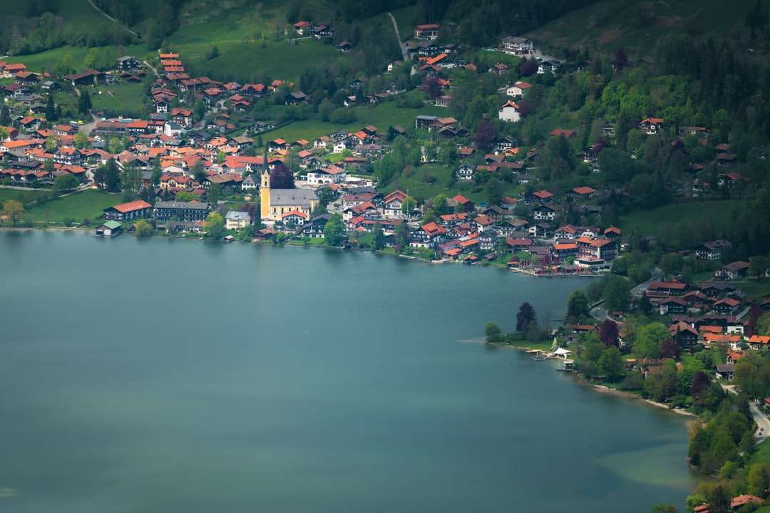 Widok z lotu ptaka miasta w pobliżu wody w ciągu dnia puzzle online