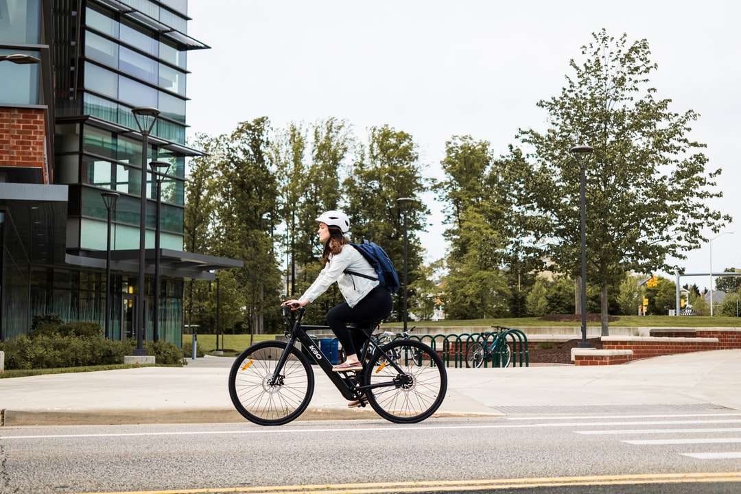 Mężczyzna w białej koszuli jazdy bicyklu na drodze w ciągu dnia puzzle online