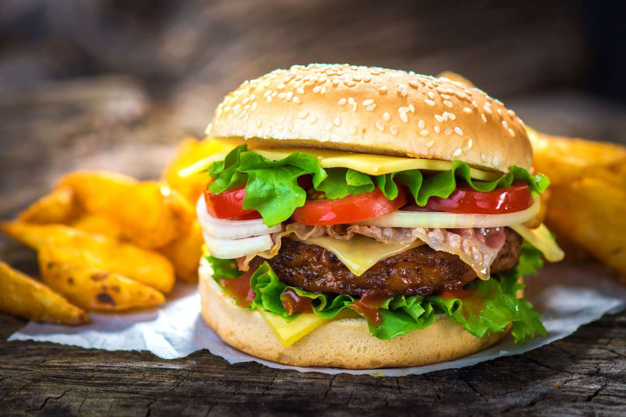 Pyszny burger z frytkami puzzle online