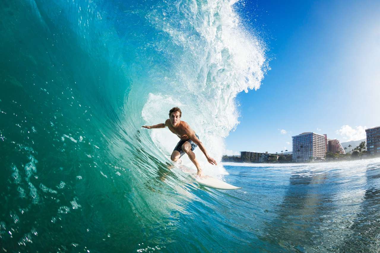 Surfer na niebieskiej fali oceanicznej puzzle online