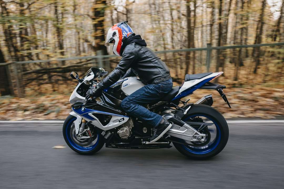 Człowiek w niebieskim i białym jazda garnitur motocykl puzzle online